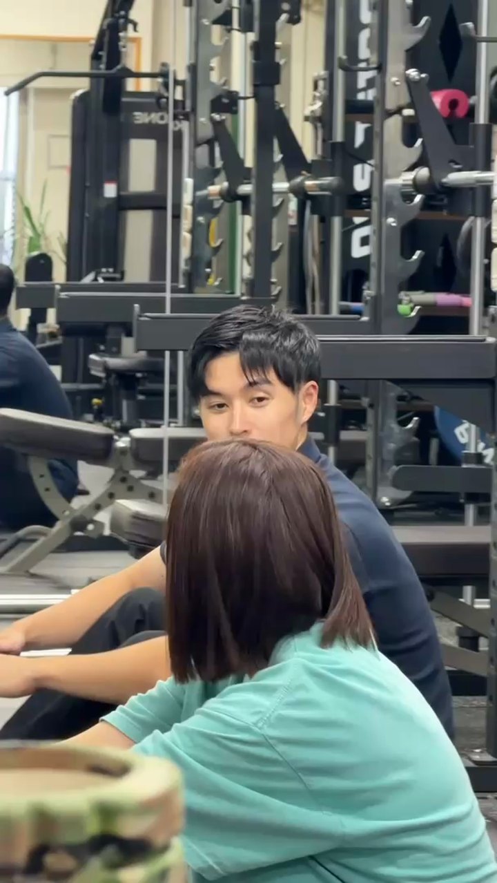 トレーニングの動きを確認するグッドライフジムのトレーナー